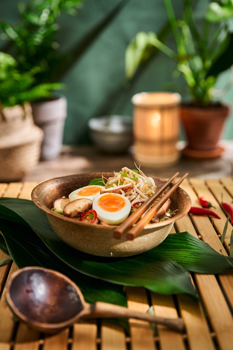 Phở- Nudelsuppe med smilende egg, bønnespirer og shiitake