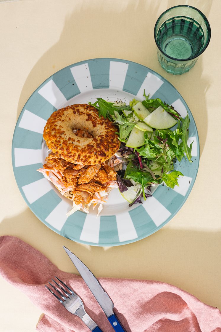Chili-cheddar bagel med pulled chicken og coleslaw