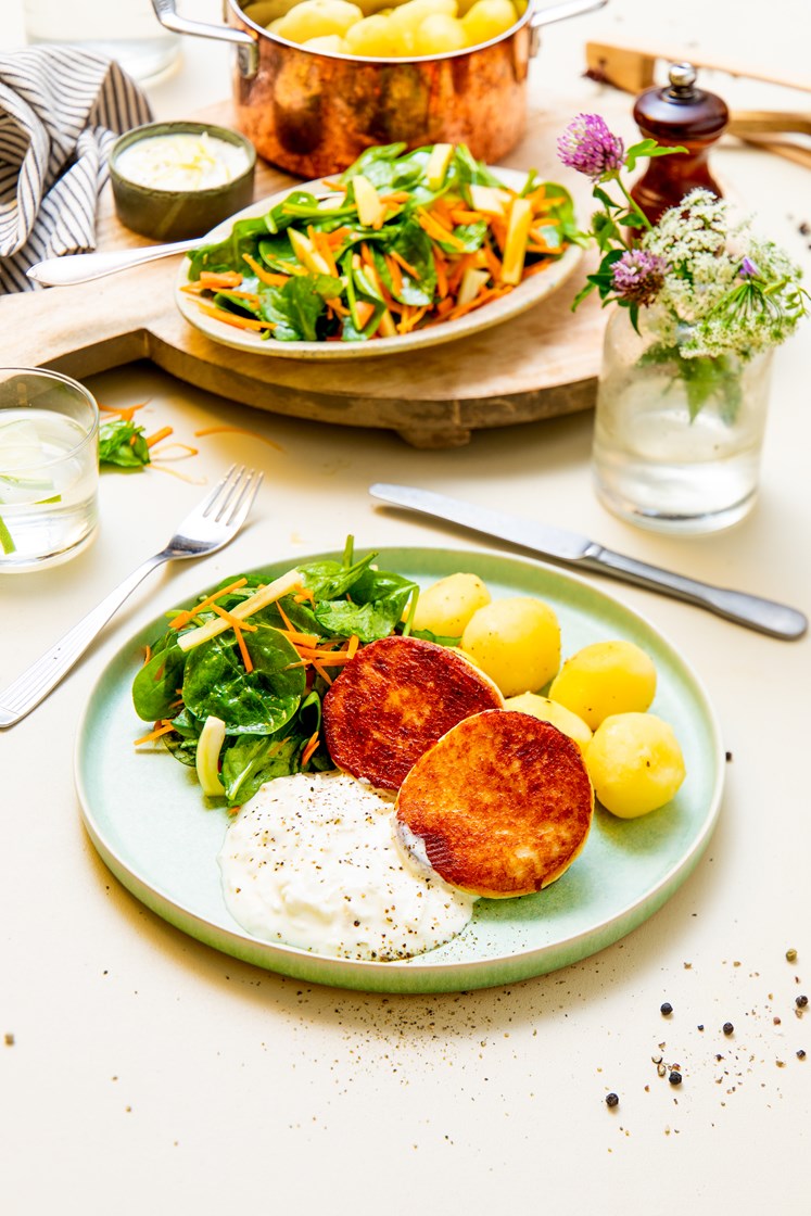 Fiskekaker med råkostsalat, poteter og epledressing