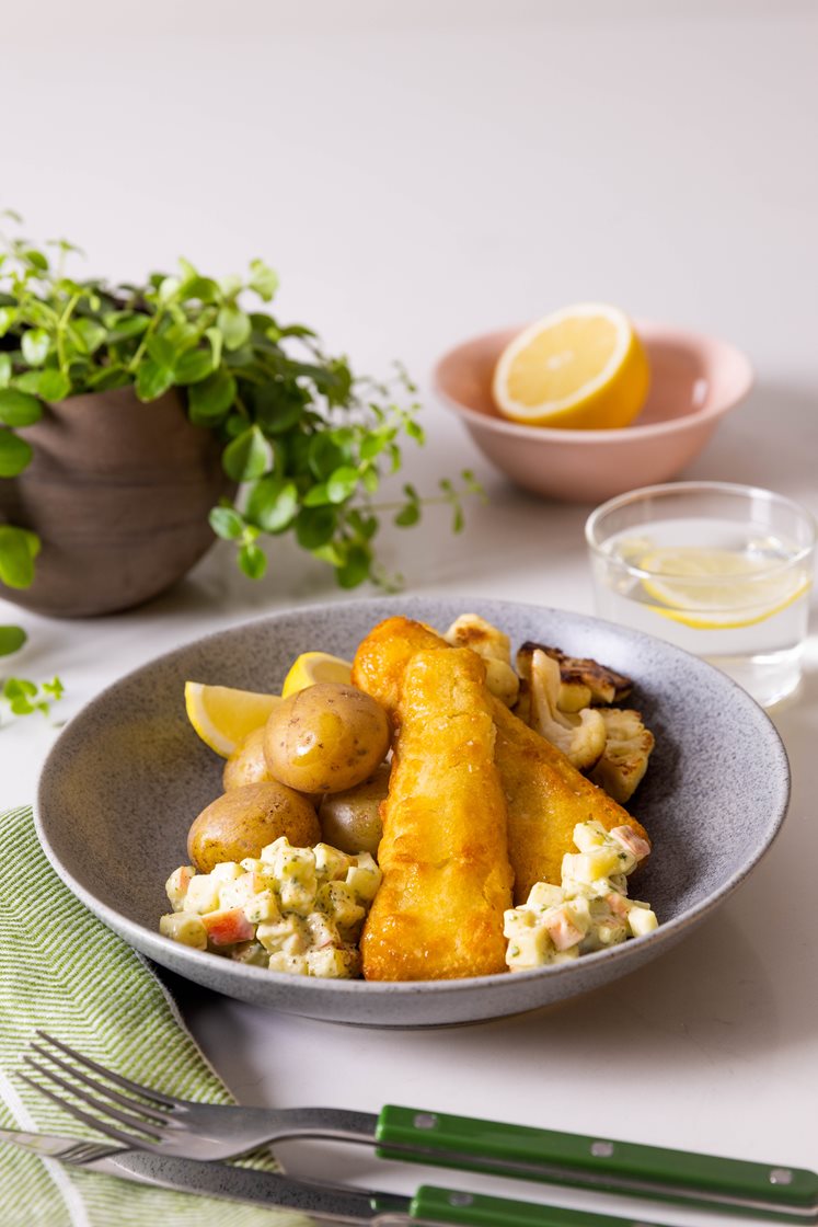 Sprøpanert seifilet med kokte poteter, smørstekt blomkål og eple- og ramsløkdressing
