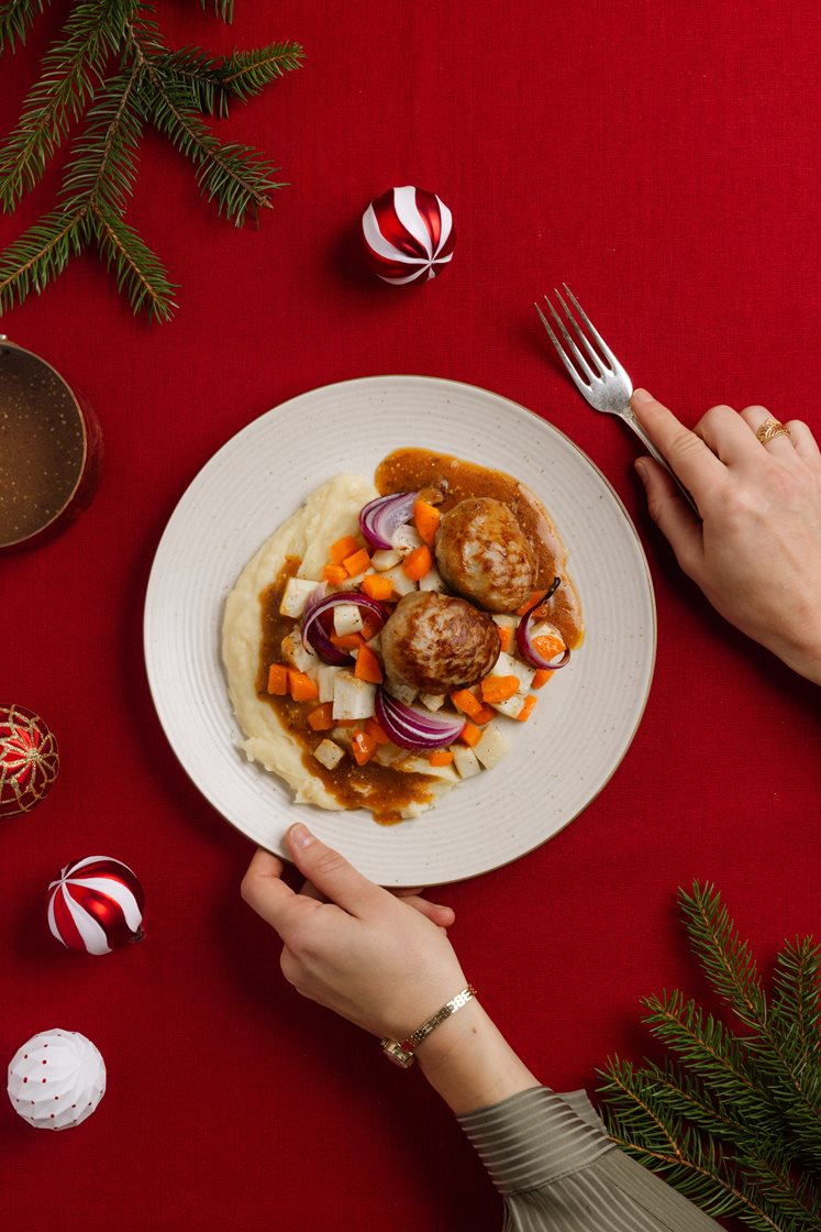 Medisterkaker med ovnsbakte rotgrønnsaker, potetmos og sennepssjy