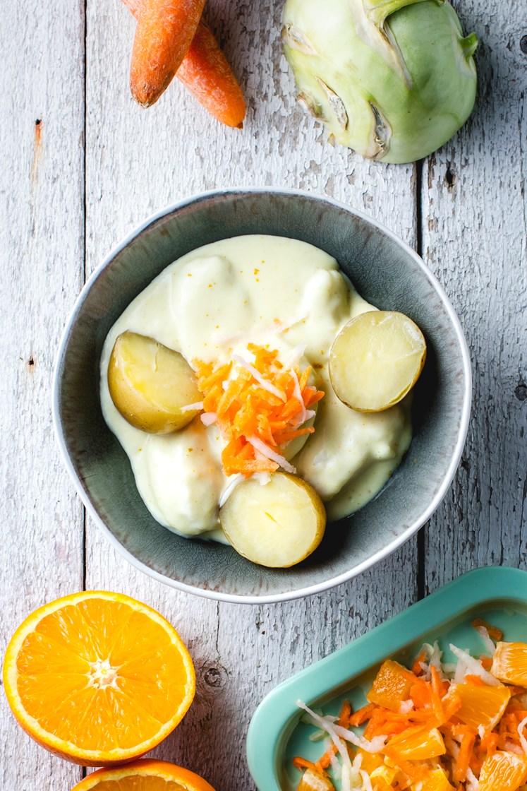 Fiskeboller i karrisaus med kokte poteter og råkostsalat med appelsin