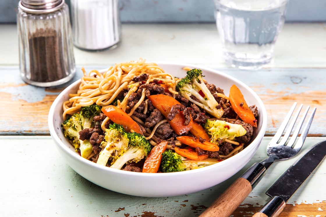 Kjøttdeigwok med eggenudler og grønnsaker