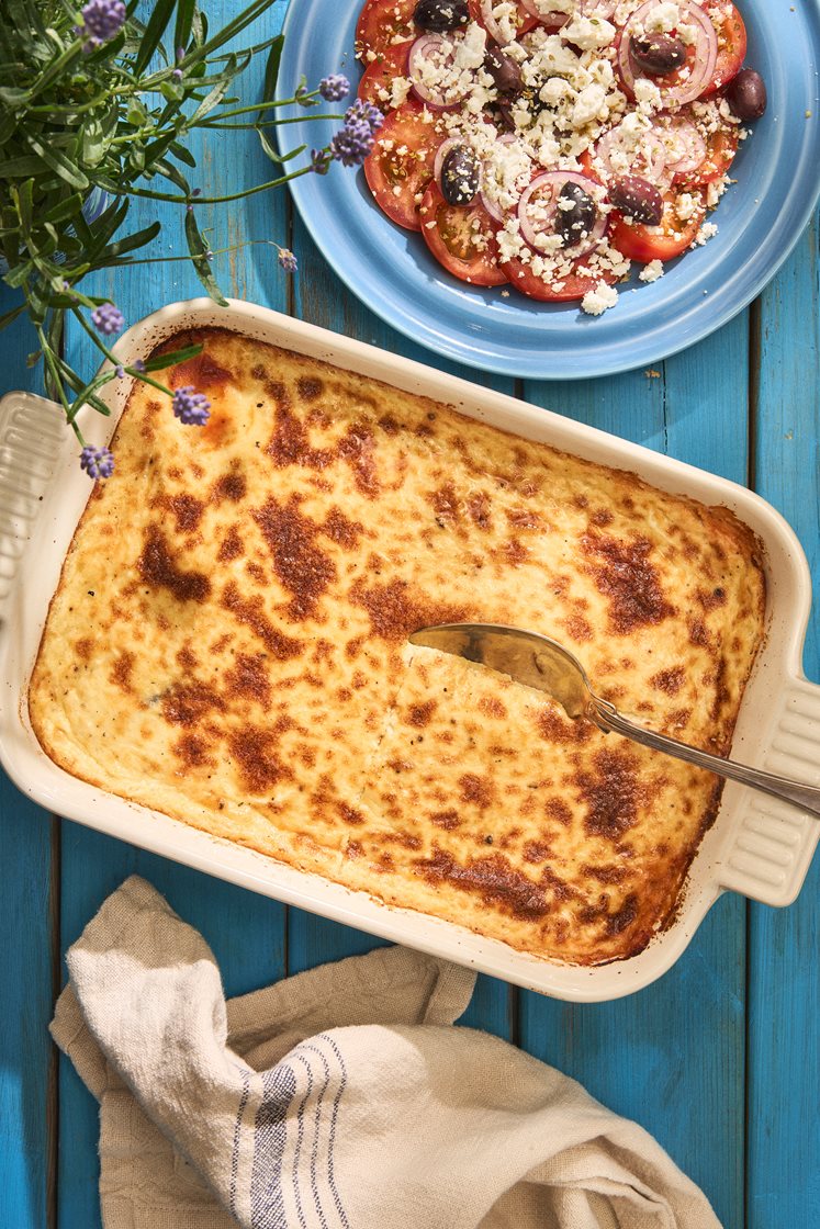 Grekisk moussaka med linser och olivsallad