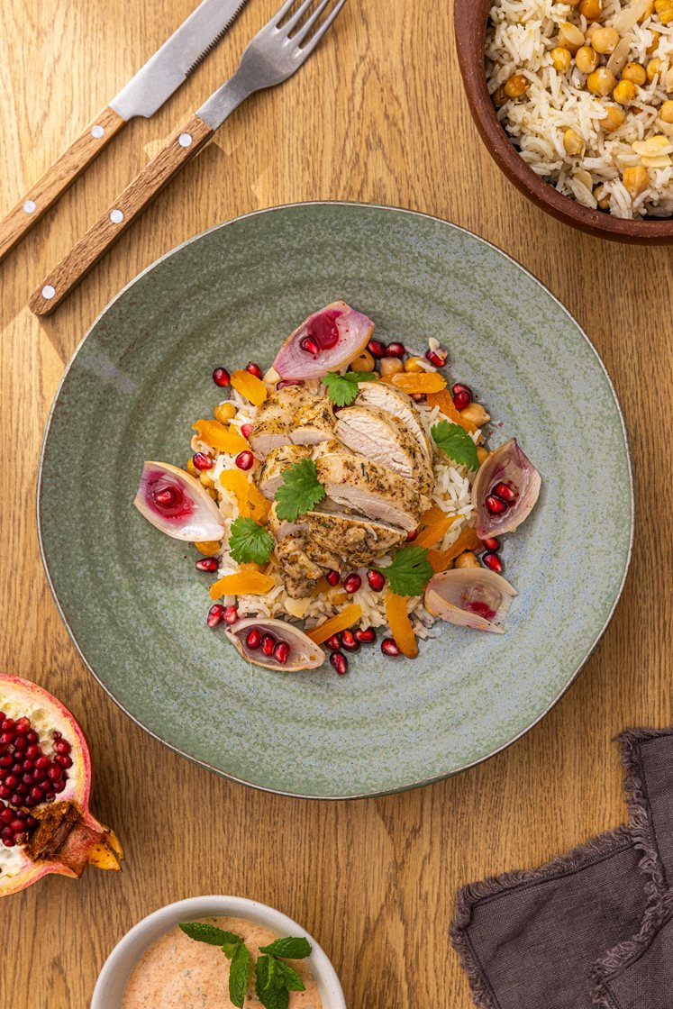 Persisk-krydret utbenet kyllinglår servert med rissalat med granateple, koriander og yoghurtdressing 