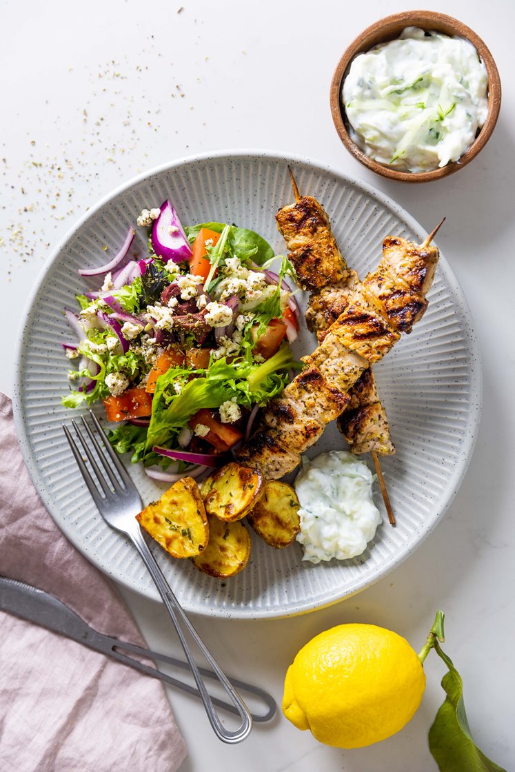 Grillet souvlaki med græsk salat, tzatziki og rosmarinkartofler