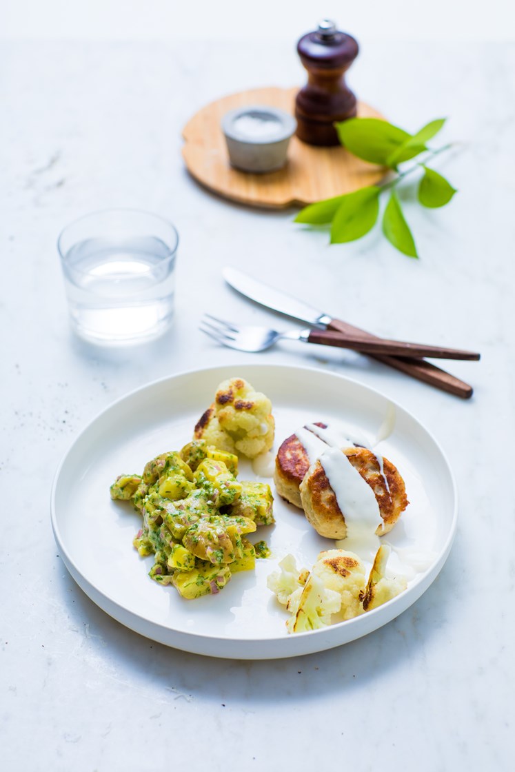 Fiskekaker med lilla blomkål, potetsalat med sennepsvinaigrette og pepperrotdressing
