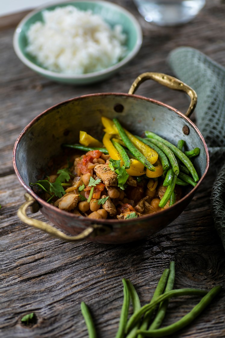 Indisk Butter Chicken med ris, aspargesbønner og paprika