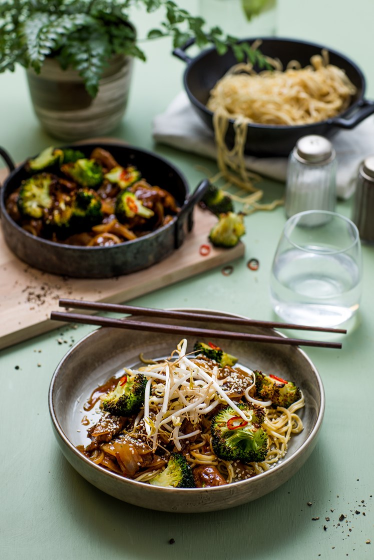 Biffwok med nudler, chilibakt brokkoli og hoisinsaus