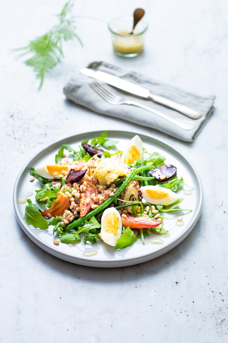 Blomkål-, bete- og byggkornssalat med egg, sennepsvinaigrette og ruccola