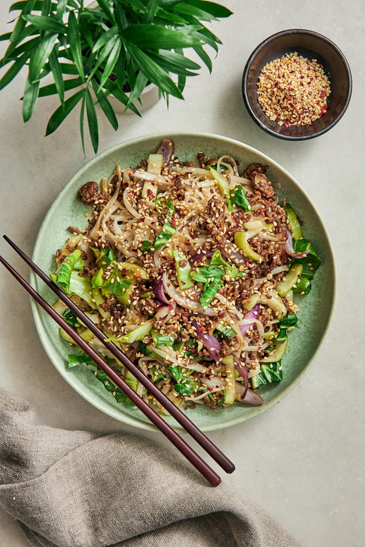 Ljummen risnudelsallad med nötfärs, pak choy och chili- och sesamströssel