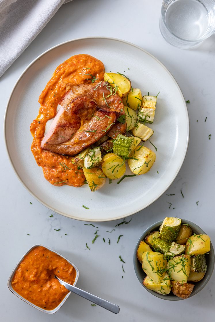 Røkt svinekam med spicy paprikakrem og ovnsbakte grønnsaker med persille