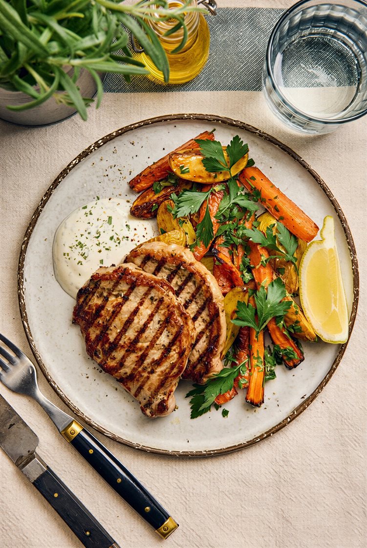 Grillad fläskkotlett med gremolatarostade rotfrukter och dragoncrème