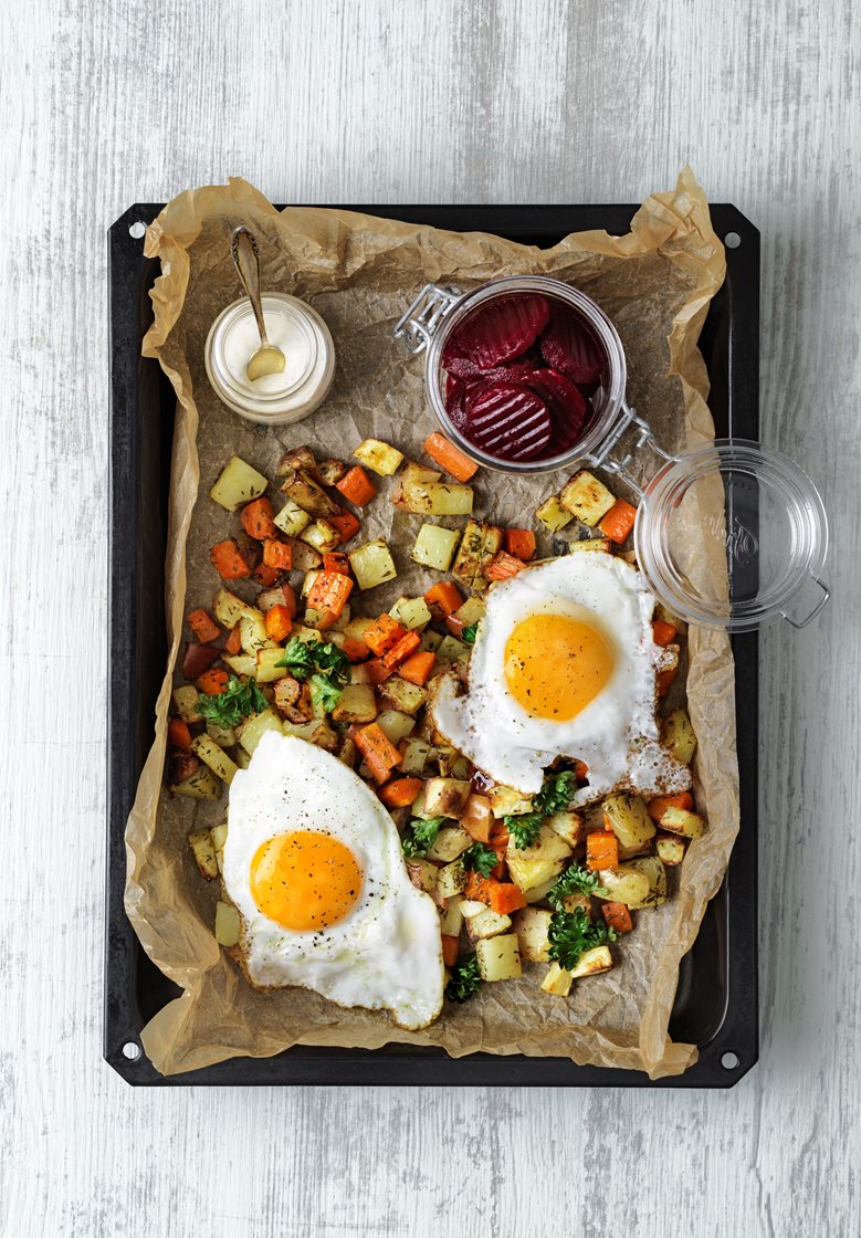 Rotfruktspytt med äpple, senapskräm och stekt ägg