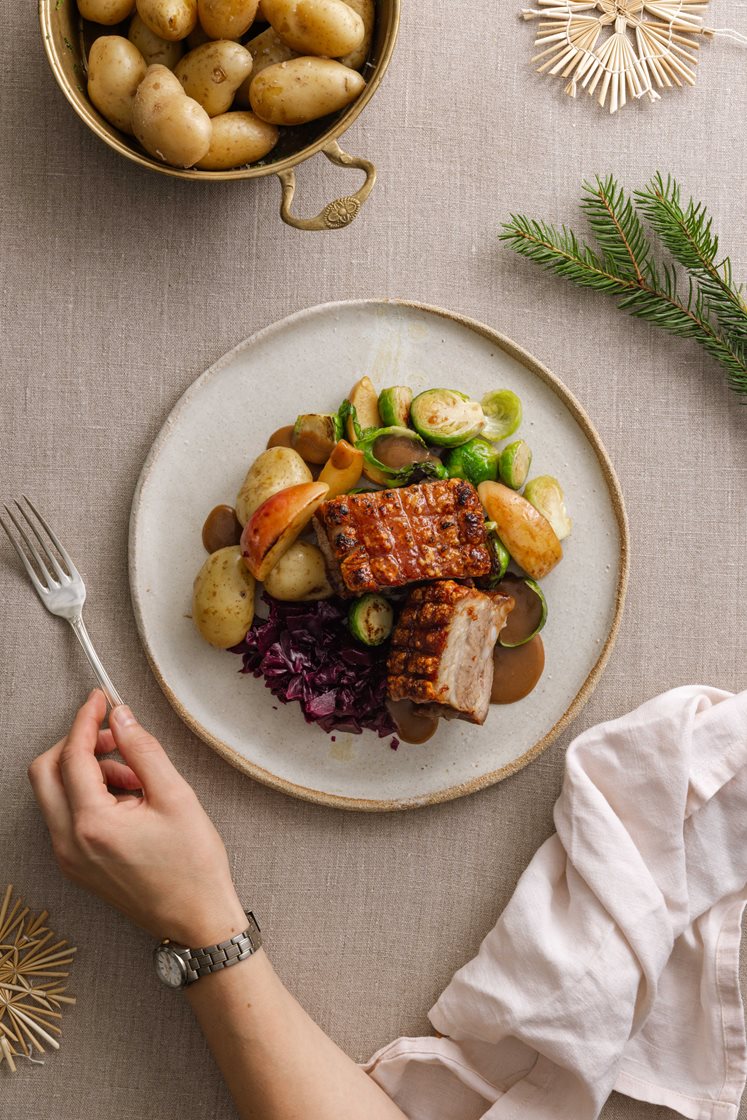 Ribbetallerken med rødkål og eple