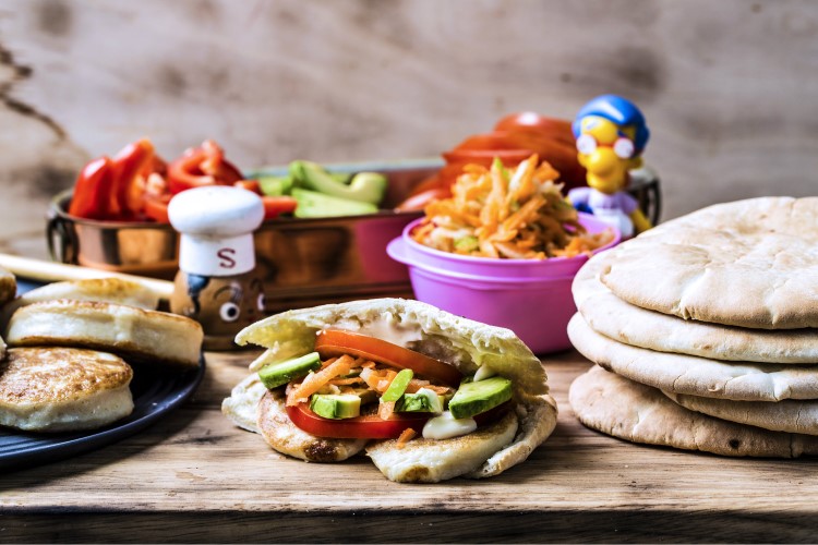 Fiskekaker i pita med aioli og grønnsaker