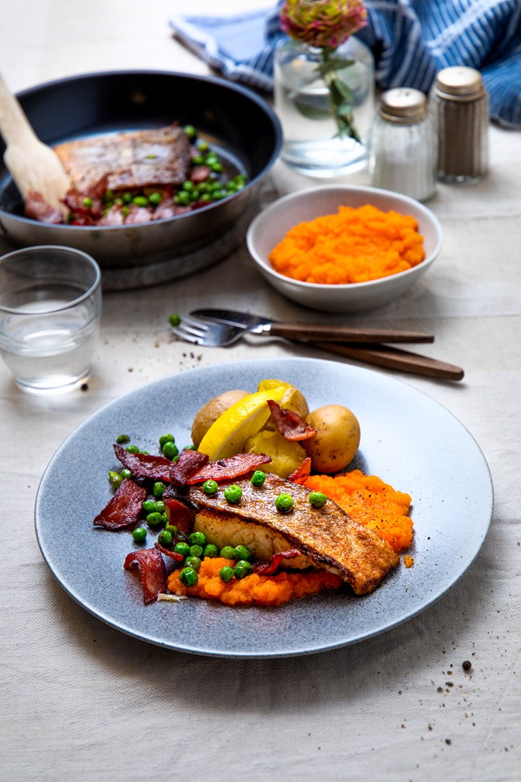 Pannestekt skrei med gulrotmos, kokte poteter og filetbacon