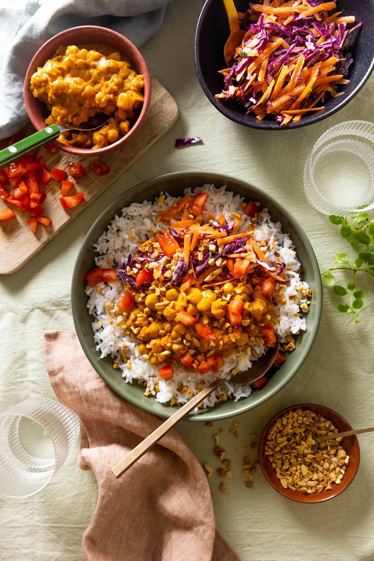 Vegetarcurry med indisk coleslaw, peanøtter og ris