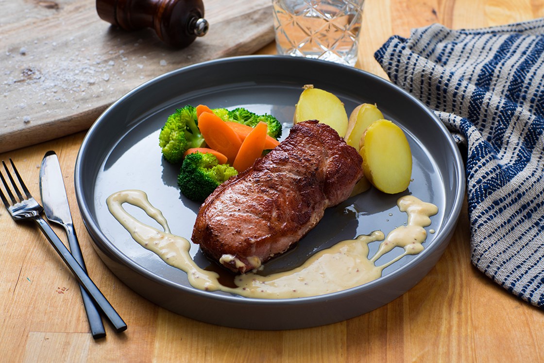 Røkt svinekam med sennepsaus, potet og brokkoli