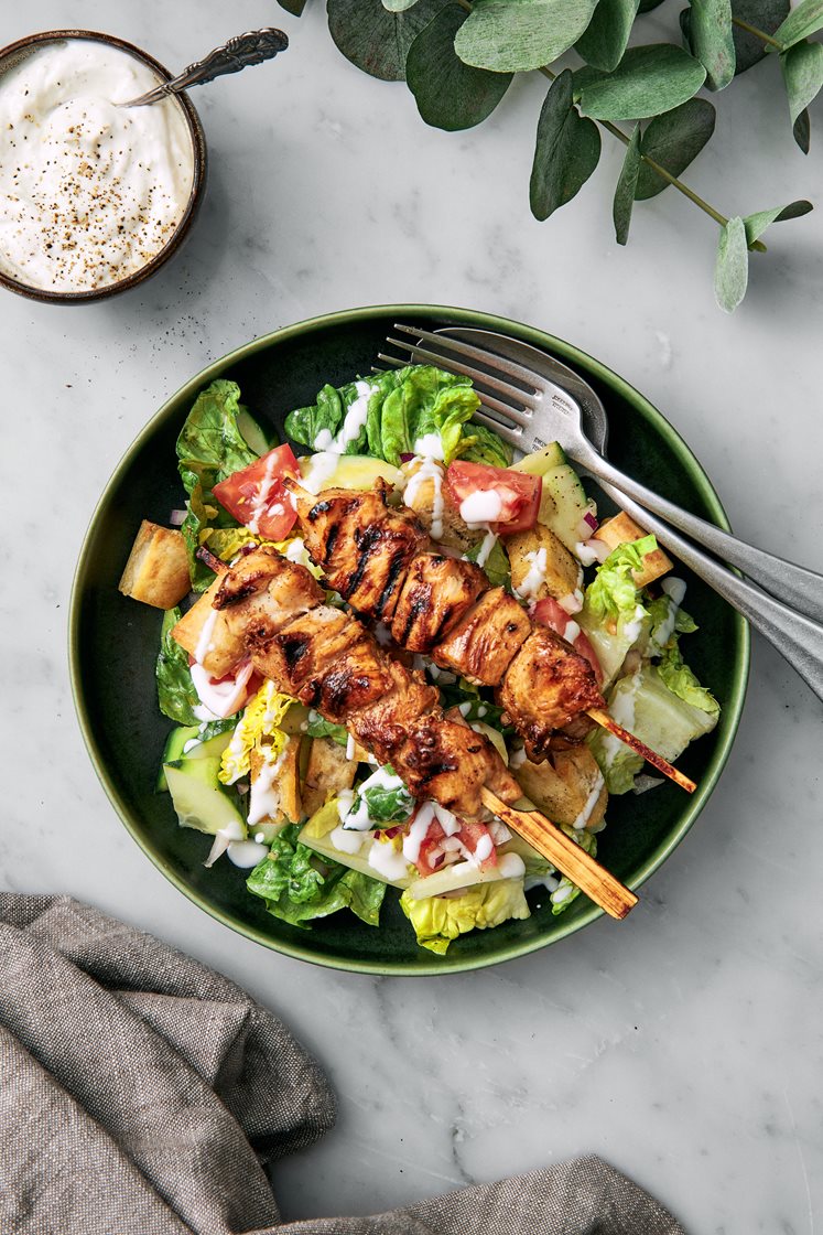 Grillade kycklingspett med sallad fattoush och vitlöksyoghurt