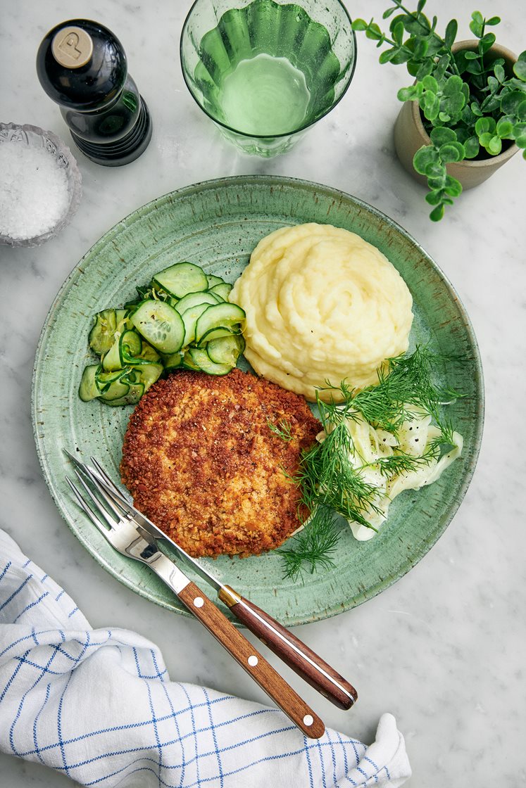 Havets wallenbergare med potatispuré, citronpicklad gurka, fänkål och dill
