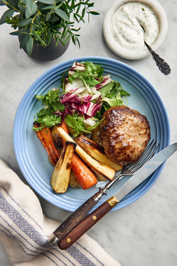 Salsicciafärsbiff med ugnsrostad potatis, rotfrukter och ranchsås