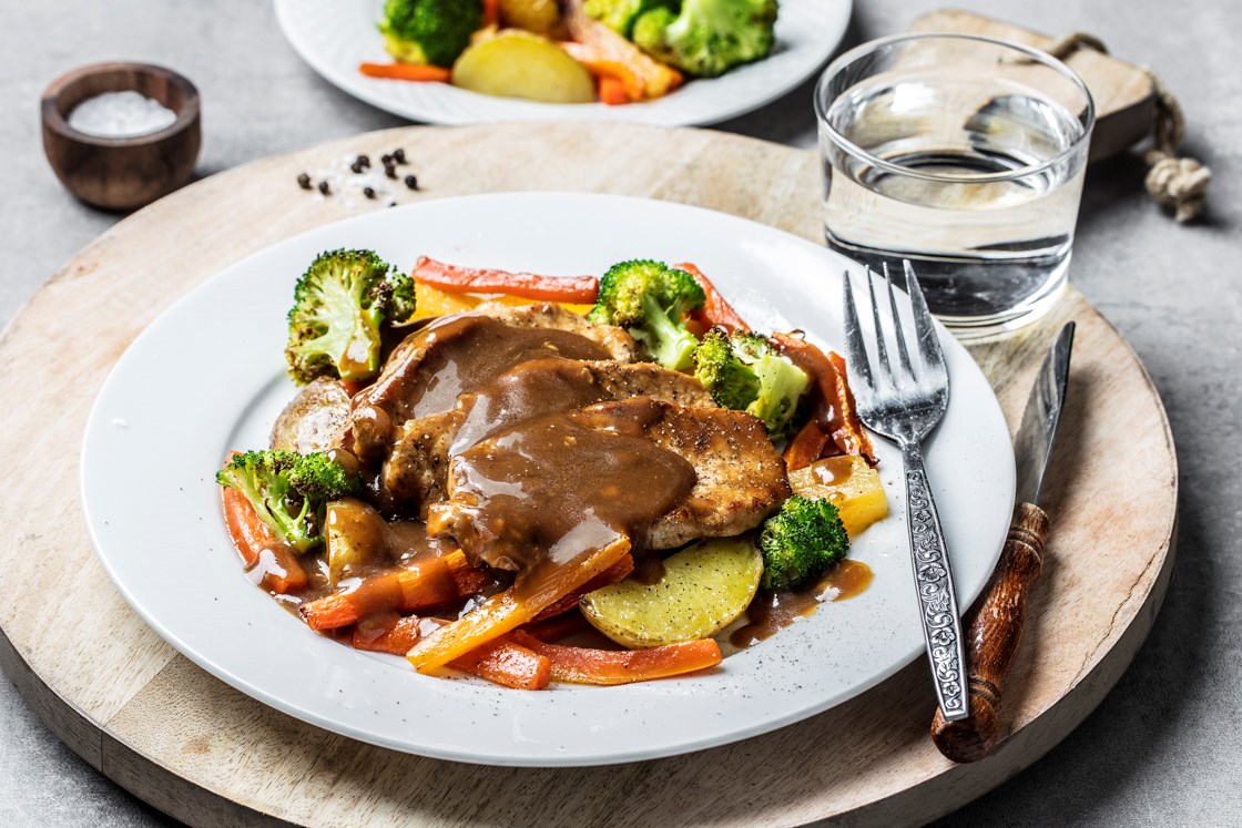 Pannestekt svinekam med ovnsbakte grønnsaker og brun saus