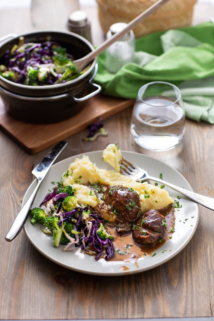 Langtidskokt svinekjake med potetmos og stekte grønnsaker med peppersaus