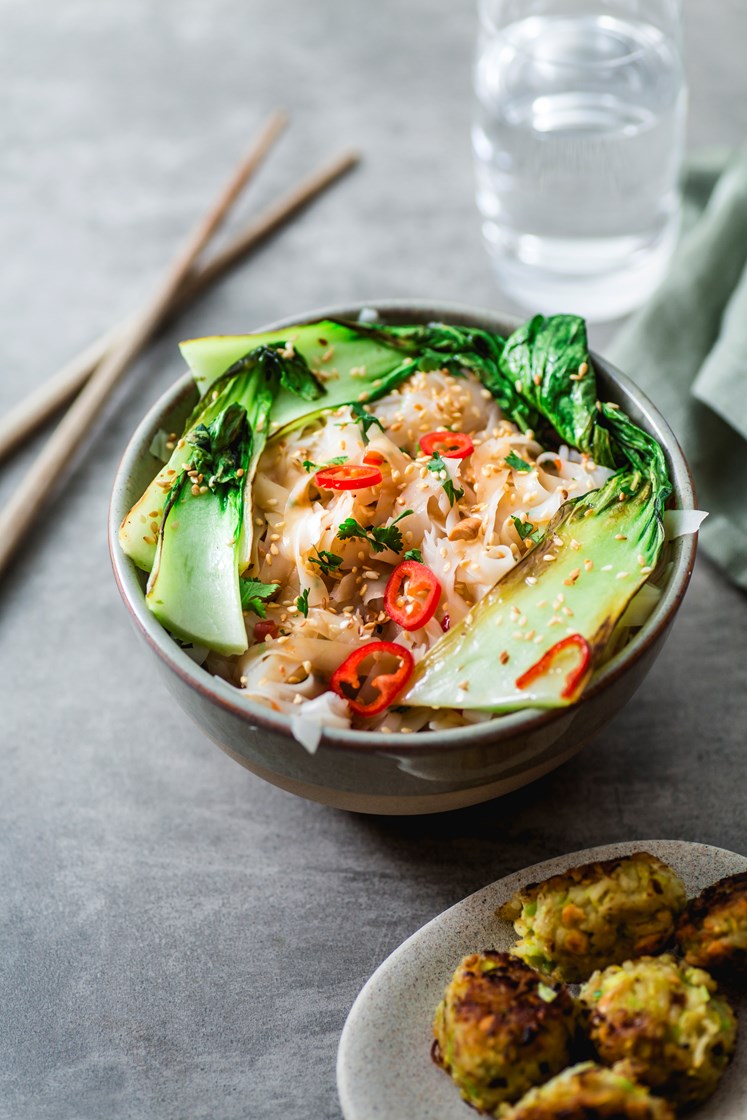 Thai-risboller med sweet chili-nudler og stekt pak choy