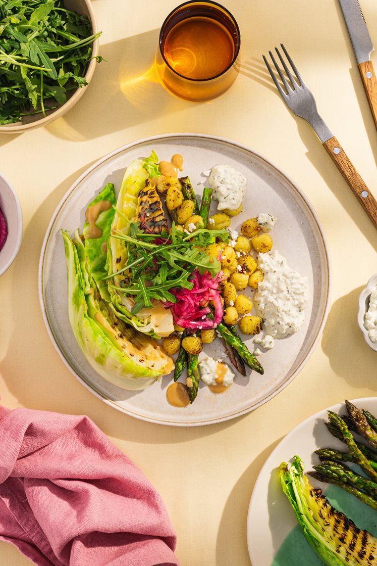 Misogrillet sommerkål, asparges og gnocchi, servert med skjørost i estragondressing