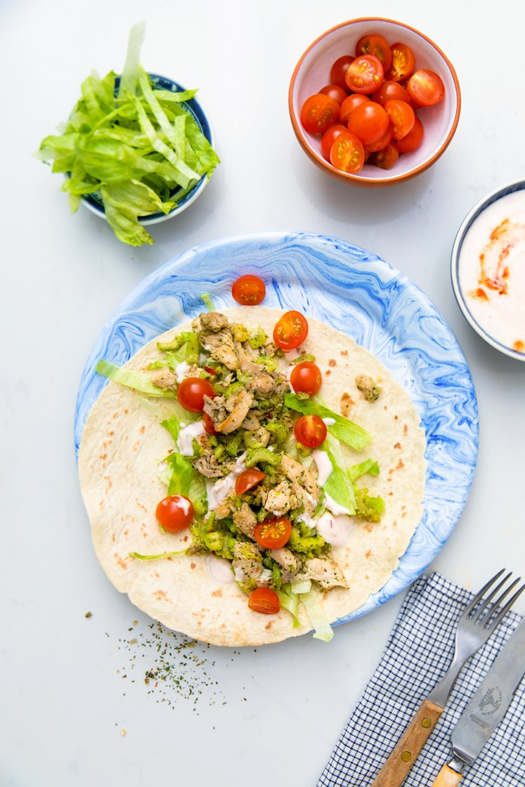 Wrap med krydret pulled chicken, salat og yoghurtdip (BRUG IKKE - 88749 istedet)