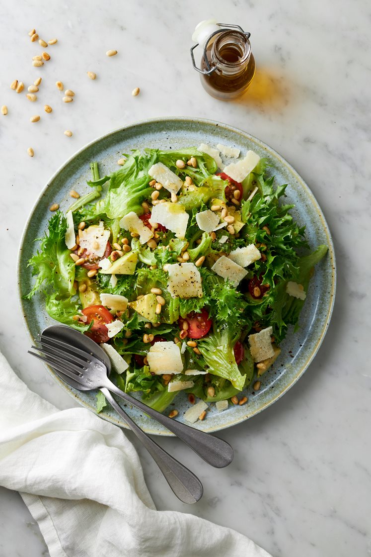 Krispsallad med citronette, avokado, hyvlad parmesan och rostade pinjenötter