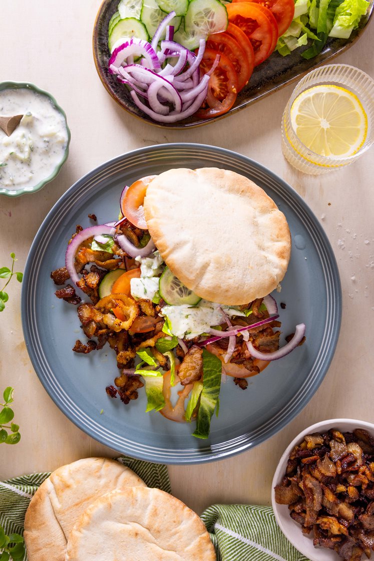 Grillet gyroskjøtt i multibrød med grønnsaker og tzatziki