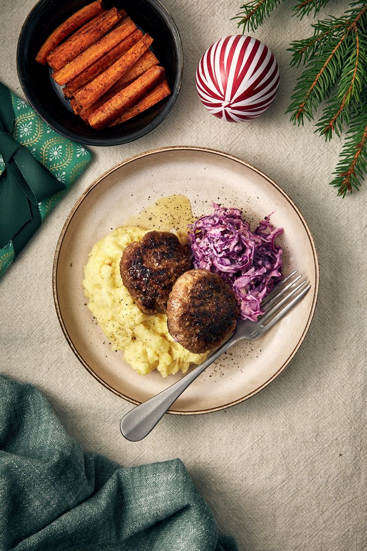 Julbiffar med krämig rödkålssallad och kanelrostade morötter