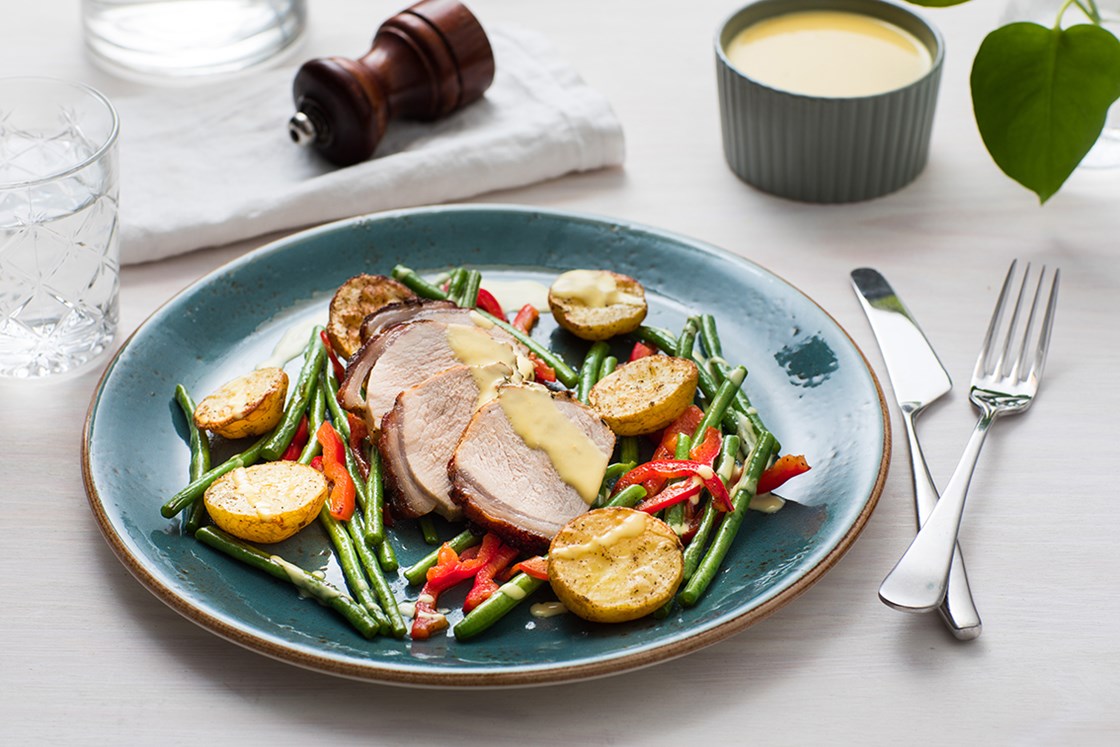 Chipotlekrydret laks med avokadokrem og ananas- og agurksalat