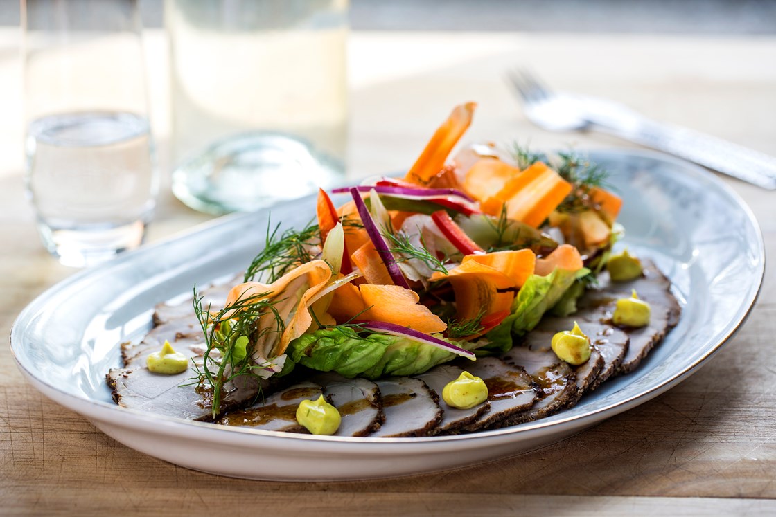 Middagssalat med skinkestek og karrisaus