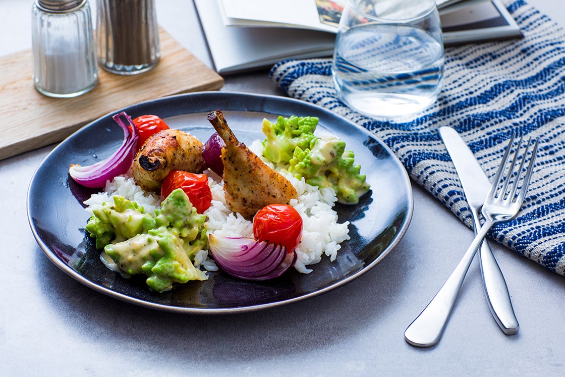 Kyllingklubber fra Ytterøy med bakte tomater og urtekremet romanesco