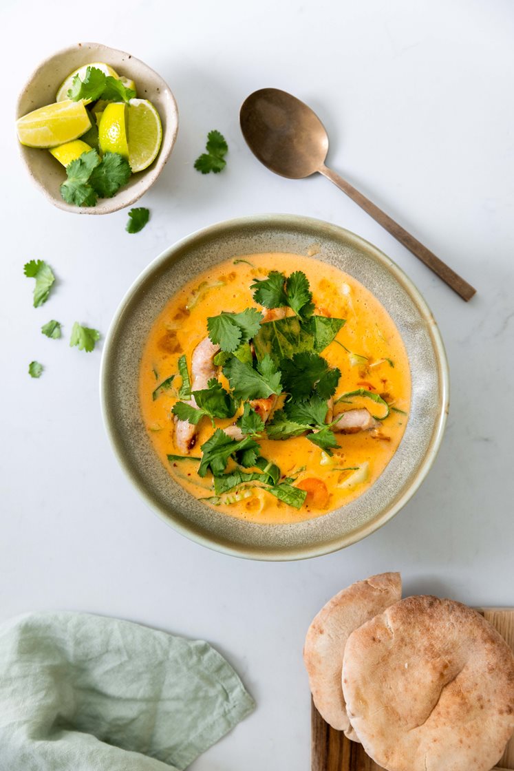 Asiatisk suppe med kylling, pak choy og koriander, servert med rustikke multibrød