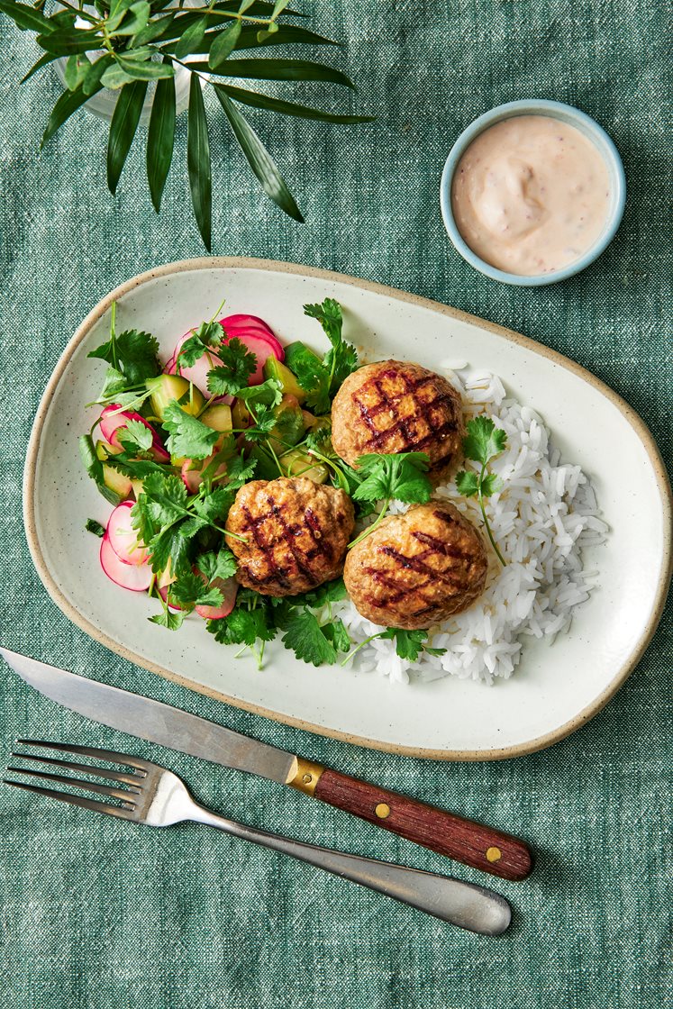 Asiatiske frikadeller med srirachayoghurt og syrlig salat