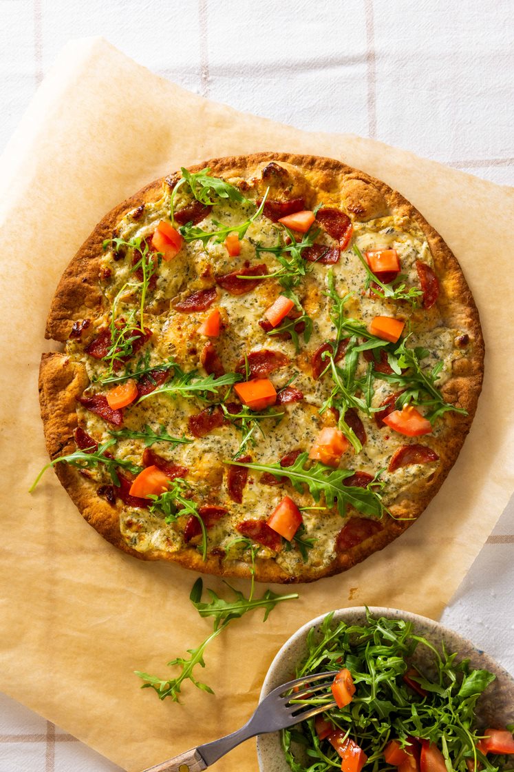 Pepperonipizza Bianco med ruccola og tomat