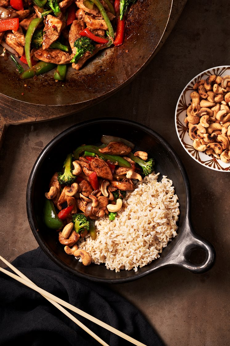 Kycklingwok med cashewnötter och färsk ingefära