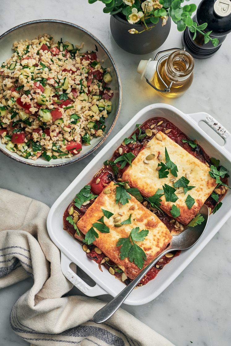 Ugnsrostad tomatsås med bakad pannoumi och bulgursallad