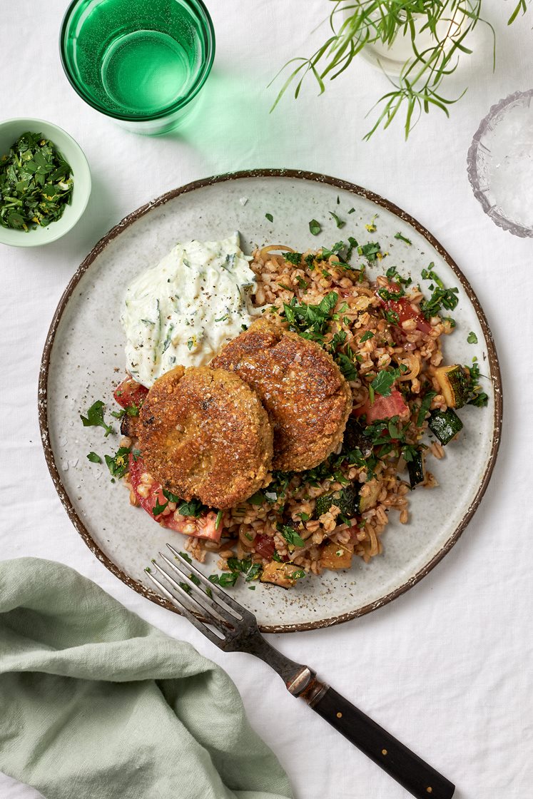 Falafelbiffar med gremolata och medelhavsgrönsaker 