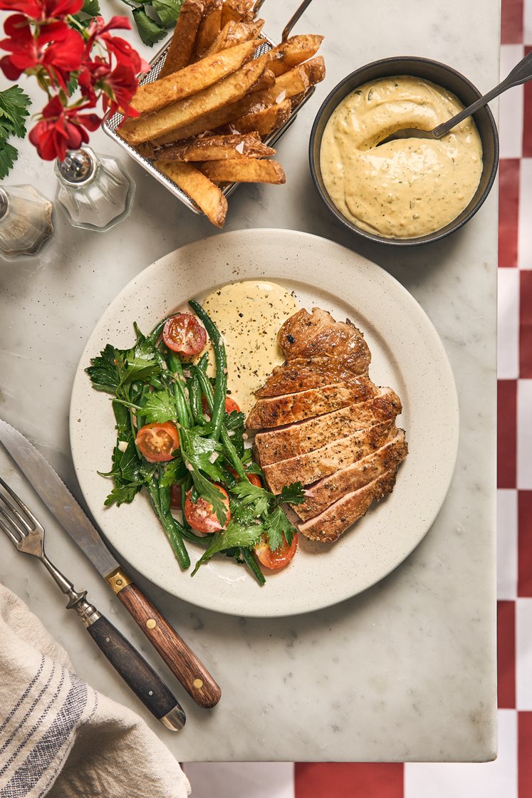 Porc aux Herbs - Urtestegt kotelet med bearnaise, lun bønnesalat og pommes frites