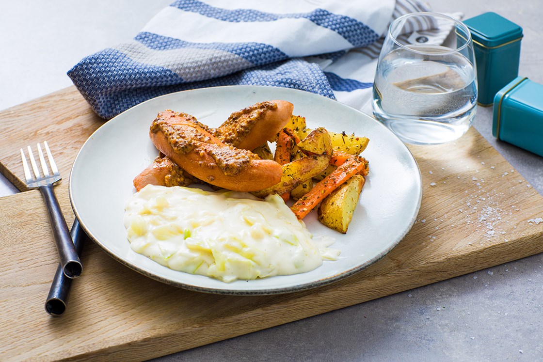 Middagspølse med stuet kål og sennep