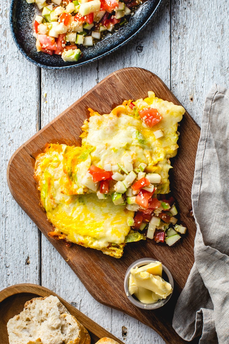 Asiatisk omelett med ingefær, hodekål og chiliflakes servert med langbrød og eple- og tomatsalat