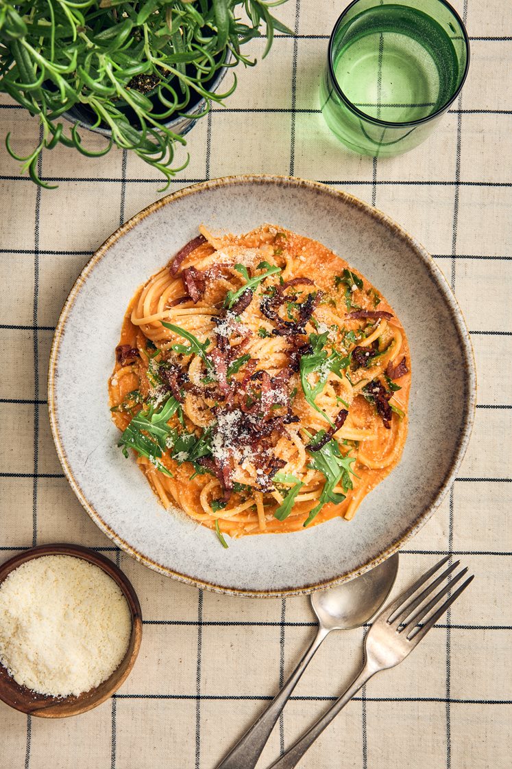 Spaghetti med gräddig tomatsås, parmesan och kalkonbacon