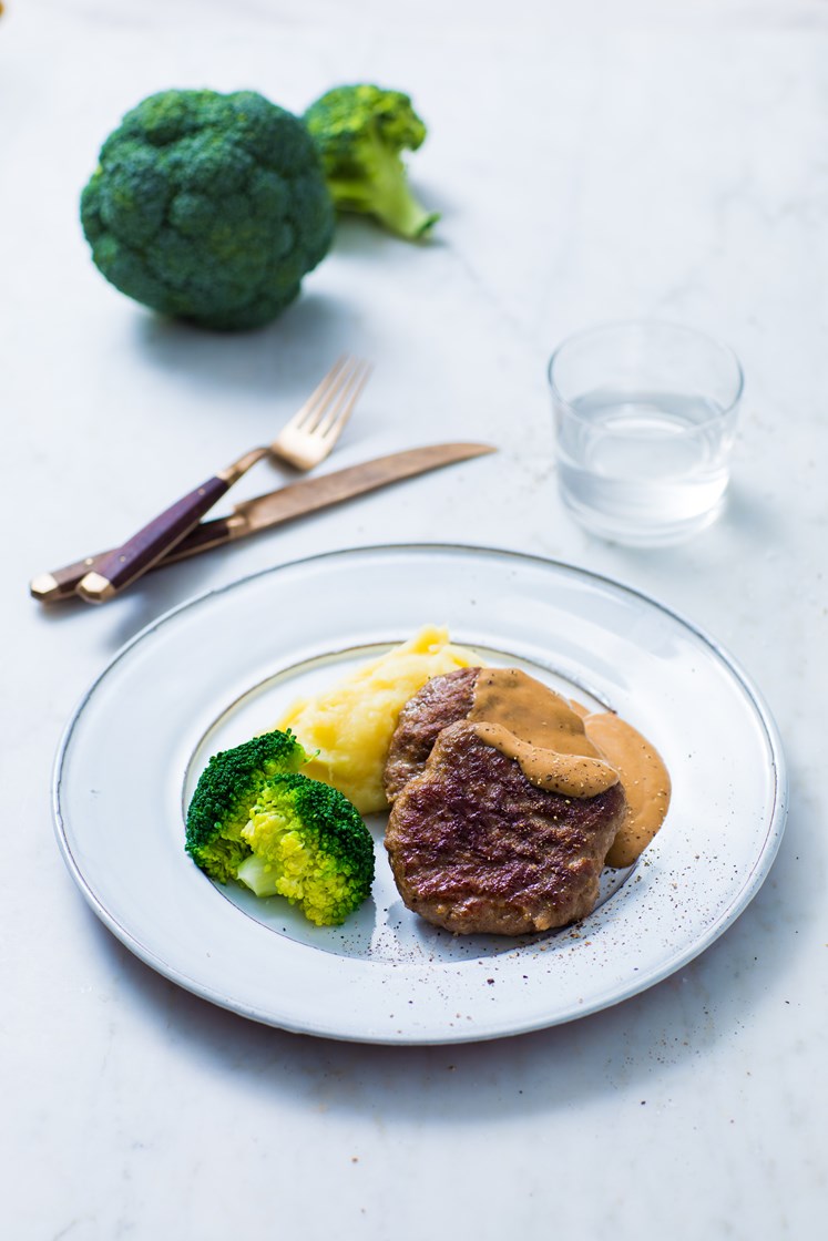Karbonader med potetmos, brokkoli, peppersaus og rørte tyttebær