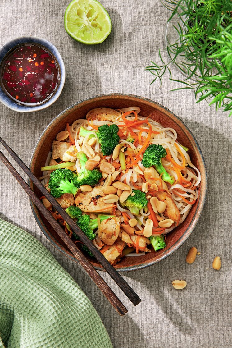 Vietnamesisk nudelsallad med kyckling och jordnötter