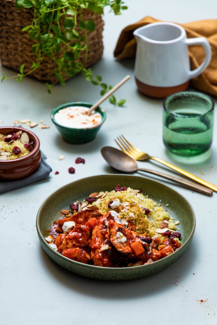 Marokkansk gryte med honning- og krydderstekt kylling og couscous med tranebær